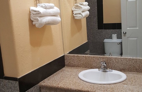 Los Angeles Hotel | Central Inn Motel on 41 Street