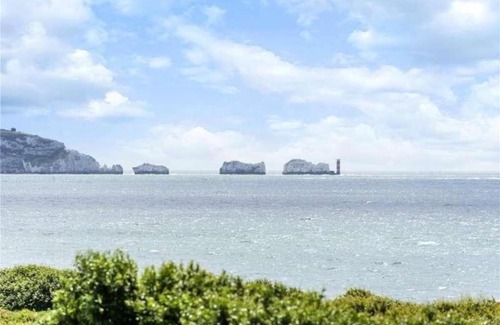 New Forest District Apartment | Central Location shops & beach
