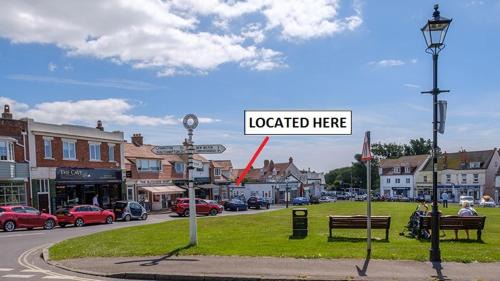New Forest District Apartment | Central Location shops & beach