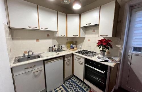 New Forest District Apartment | Central Location shops & beach