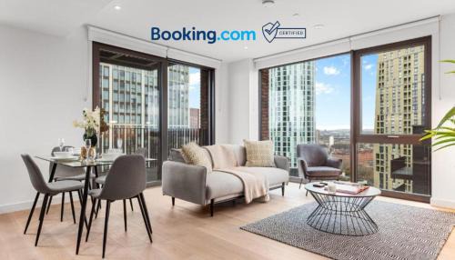 Nine Elms Apartment | Central London New 2 bedroom flat Riverview Balcony