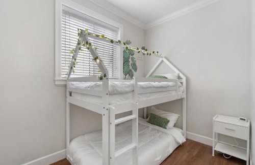 Vancouver South House | Central Main Street Home Minutes from QE Park