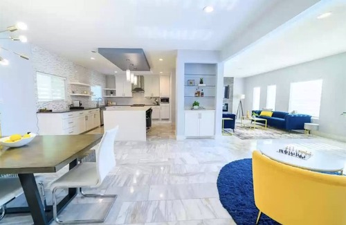 Ederville House | Central Modern Home in DFW Fort Worth Arlington