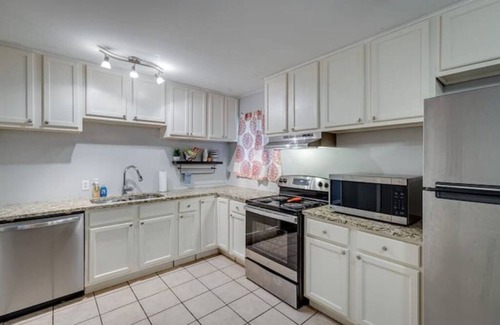 Monroe House | Central Monroe, Pet Friendly, Fiber Internet, Carport!