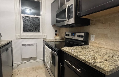 London Apartment | CENTRAL OLD EAST VILLAGE TOP UNIT: 2 bdrm, amenities close