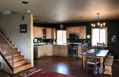 Prineville Cabin | Central Oregon Getaway! Incredible Lake and Mountain views! Dark Sky Area!