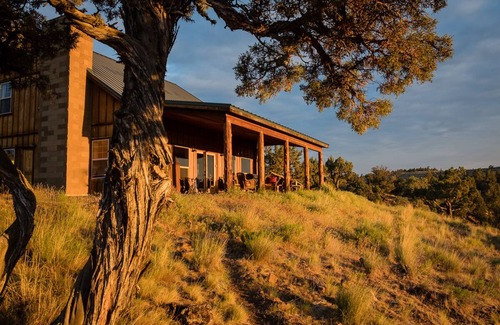 Prineville Cabin | Central Oregon Getaway! Incredible Lake and Mountain views! Dark Sky Area!