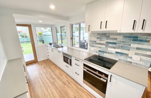 Red Rock House | Central, River Frontage, Large Covered Rear Deck, Renovated Cottage!