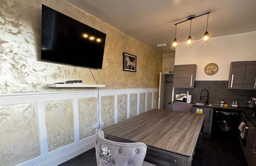 Sheffield Apartment | Central Sheffield 3-bed Apt, Sleeps 7 With Parking