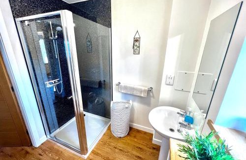 Saint Ola Apartment | Central Spacious 2 Bed 2 Bath, Free WiFi & Parking, Park View