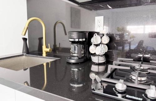 Miami Gardens Apartment | Central Studio Quiet & Close To Hard Rock