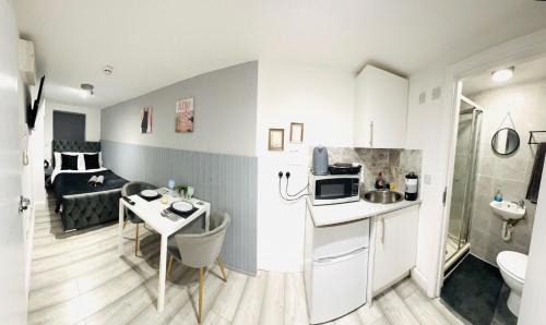 Battersea Apartment | Central studios in top location
