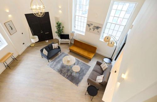 Tadworth Apartment | Central Tadworth Terrace Flat - Split- level 2BDR