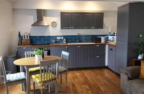 Teignmouth Apartment | Central Teignmouth - sleeps 4 - Pets Allowed