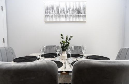 Cannock House | Central Telford Home - Sleeps 8 - Private Parking