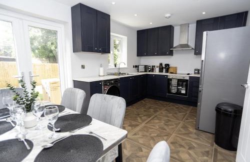 Cannock House | Central Telford Home - Sleeps 8 - Private Parking