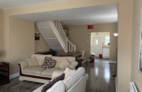 Liverpool House | Central to all Beatles attractions in heart of Woolton Village (free parking)