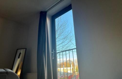 Deptford Apartment | Central TV Bed Flat w Balcony for Contractors and Leisure