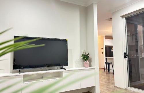East Victoria Park Villa | Central Vic Park Gem - Walk to Food Strip and More