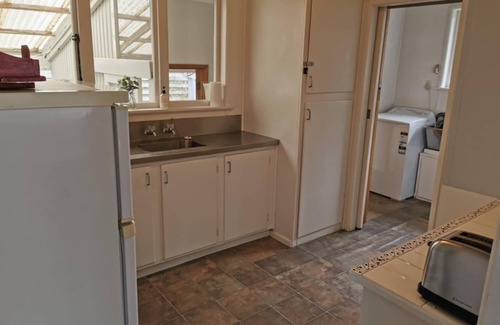Taupo House | Central - Walk to Town and Lake! *No Service Fee*