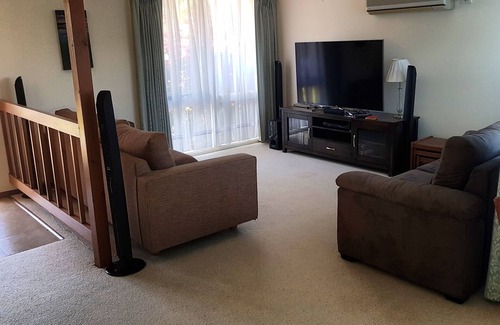 Rhyll House | Centrally cooled family home, 2 min walk to beach, lots of amenities, sleeps 8+