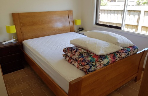 Rhyll House | Centrally cooled family home, 2 min walk to beach, lots of amenities, sleeps 8+