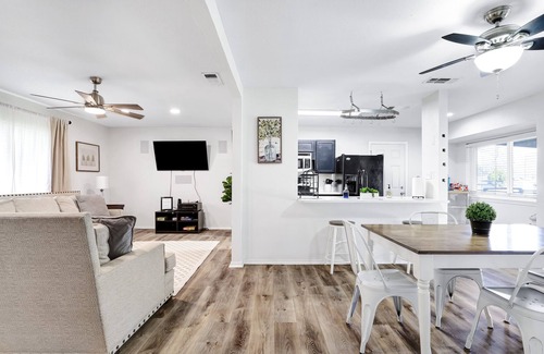 Vance Jackson House | Centrally Located! 5-15 minute commute to most key areas!