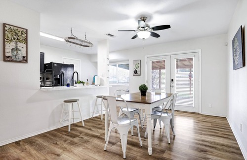 Vance Jackson House | Centrally Located! 5-15 minute commute to most key areas!