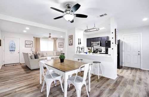 Vance Jackson House | Centrally Located! 5-15 minute commute to most key areas!