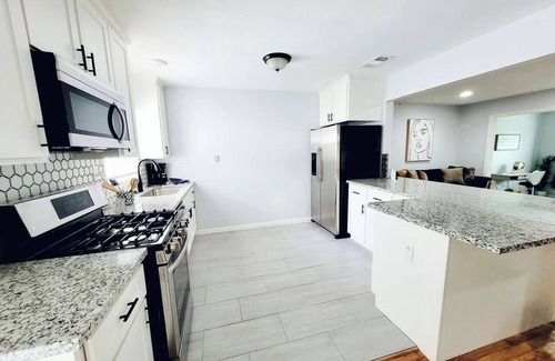 OST - South Union House | Centrally Located, Black & White Charmer Sleeps 10