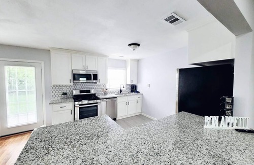 OST - South Union House | Centrally Located, Black & White Charmer Sleeps 10