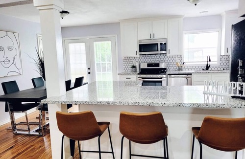 OST - South Union House | Centrally Located, Black & White Charmer Sleeps 10