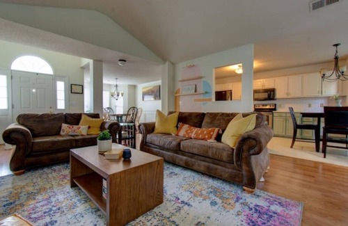 Davis Lake - Eastfield House | Centrally-located Cozy & Relaxing Charlotte Ranch
