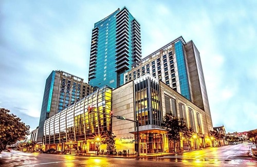 Downtown Fort Worth Apartment | Centrally located in downtown Fort Worth, Texas, this hotel offers sophisticated style .