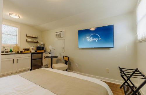 Memphis House | Centrally Located Memphis Tiny Home Queen Bed REAR