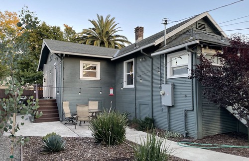 Southeastern Sacramento House | Centrally-located modern Sacramento bungalow