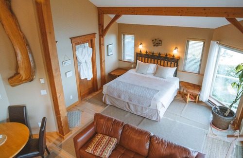 West Sechelt Apartment | Centrally located on British Columbia's beautiful Sunshine Coast