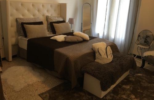 Chateauneuf-du-Pape House | Châteauneuf du Pape - Chez Marie dans logement ancien atypique - 1 chambre - 1 balcon avec vue - 1 salle d'eau privée - 1 table bureau - 1 mini kitchenette - 1mini réfrigérateur -1tvdvd - 1 radio iPod - 1 ordinateur - 1 parking vélo privé - Café - Thé