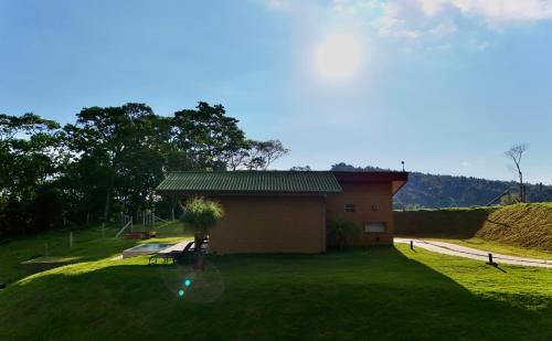 Joanopolis Ski Chalet | Chalé com borda infinita vista para represa