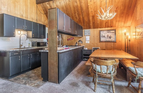 Mammoth Lakes Ski Chalet | Chalet #12, Slope Side Ski in Ski Out Spacious Fam