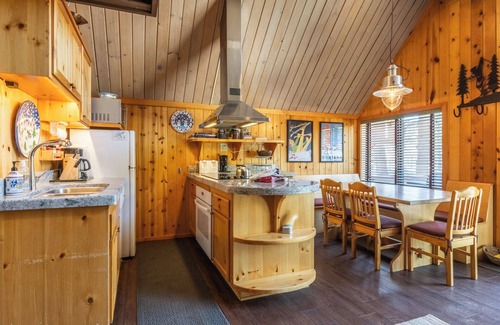 Mammoth Lakes Ski Chalet | Chalet #17, Charming Ski in/Ski Out Steps to the