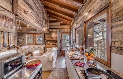 Les Brevieres Ski Chalet | Chalet, 200m from resort center, view ski slopes, fireplace or stove, tv, ski locker, 129m², Tignes