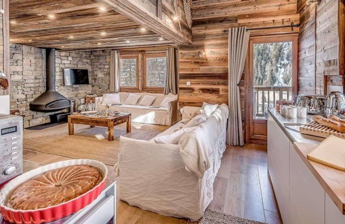 Les Brevieres Ski Chalet | Chalet, 200m from resort center, view ski slopes, fireplace or stove, tv, ski locker, 129m², Tignes