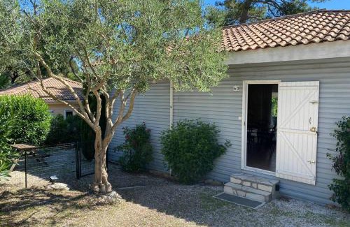 Gassin Ski Chalet | Chalet 6p dans un parc résidentiel dans le Golfe de Saint Tropez (in a park in the Gulf of Saint Tropez)