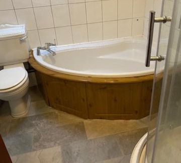 Luton House | Chalet Bungalow sleeps 14 8mx7m lounge Authorised events welcomed Extra Rates apply