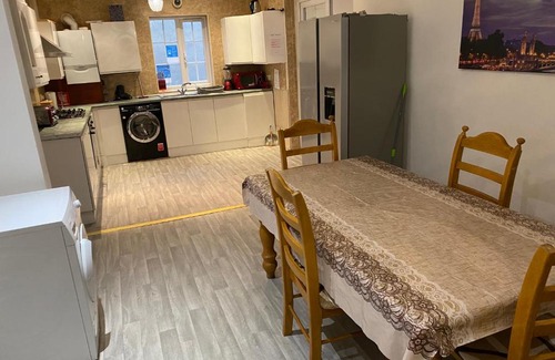 Luton House | Chalet Bungalow sleeps 14 8mx7m lounge Authorised events welcomed Extra Rates apply