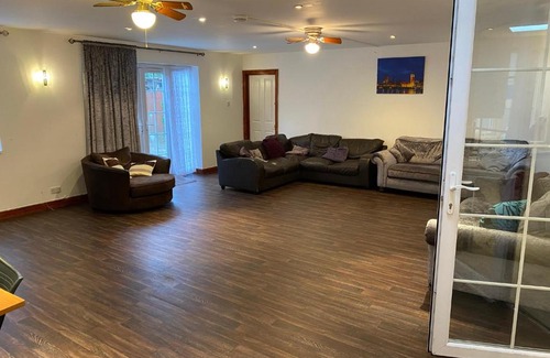 Luton House | Chalet Bungalow sleeps 14 8mx7m lounge Authorised events welcomed Extra Rates apply
