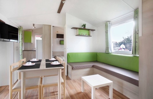 Burinhosa Ski Chalet | Chalet 'Bungalow T3 I - 15 Min From Nazaré' with Shared Pool, Private Terrace and Air Conditioning
