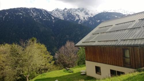 Villard-sur-Doron Ski Chalet | Chalet dans les alpages de Savoie