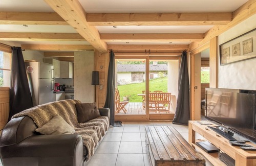 Hauteluce Ski Chalet | Chalet 'Evasion - 6 Personnes' with Mountain View, Private Terrace and Wi-Fi